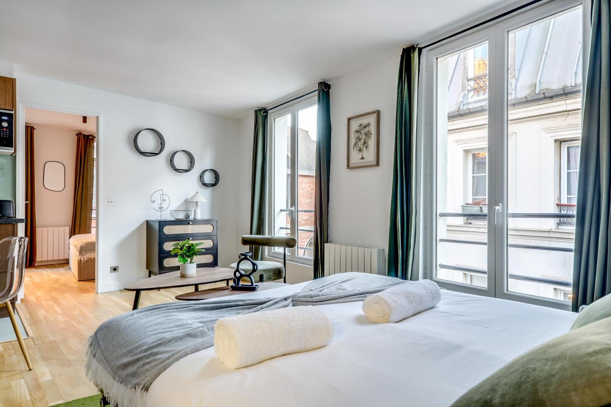 Montmartre L Close To Sacre-coeur & Rue Des Abbesses Paris