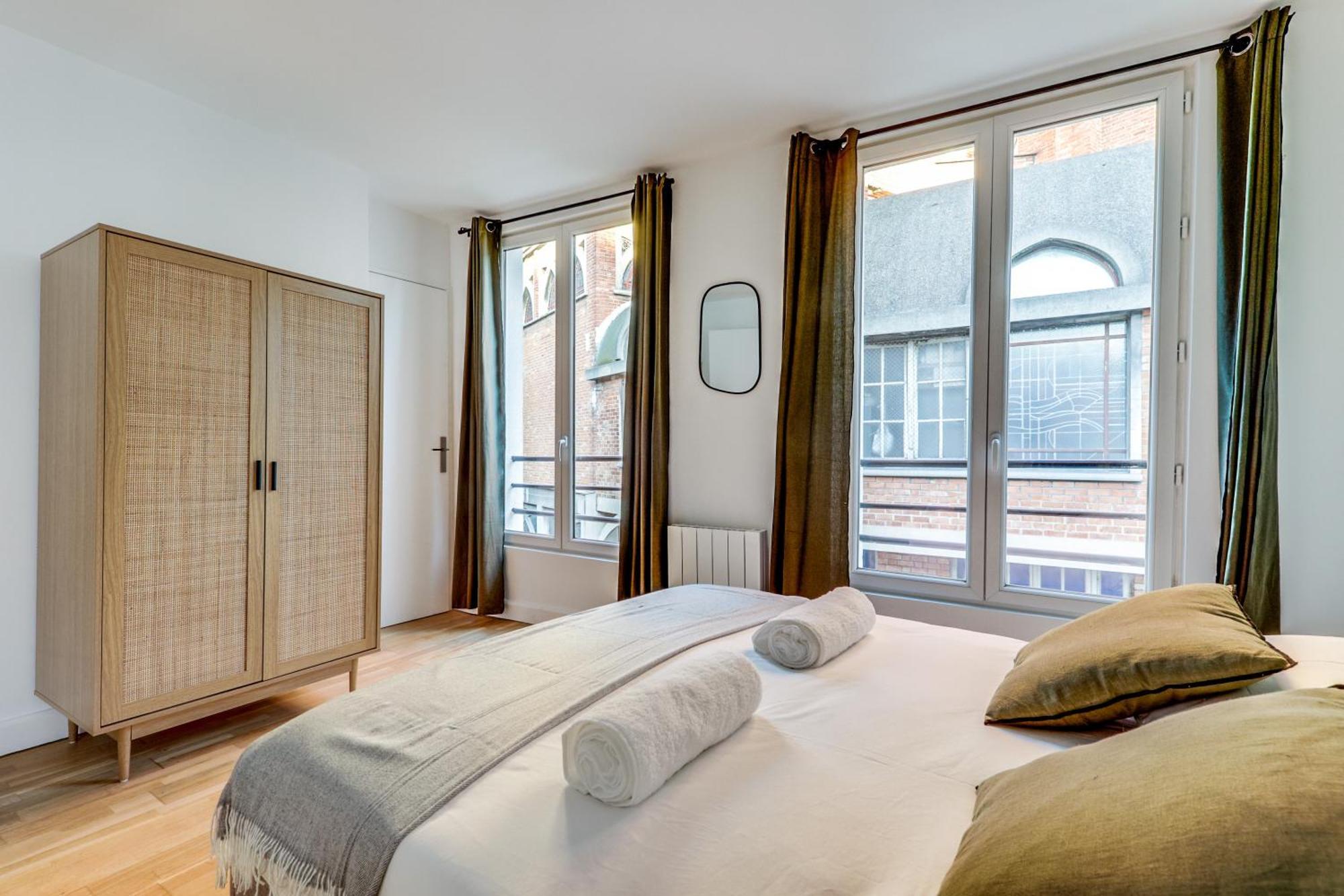 Montmartre L Close To Sacre-coeur & Rue Des Abbesses * Paris